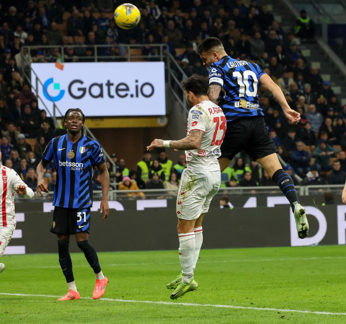 Inter sufre, pero remonta con cabezazo argentino