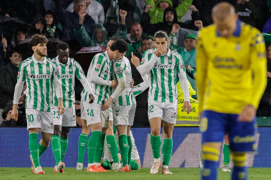 Betis se acerca a la quinta plaza con ayuda sudamericana
