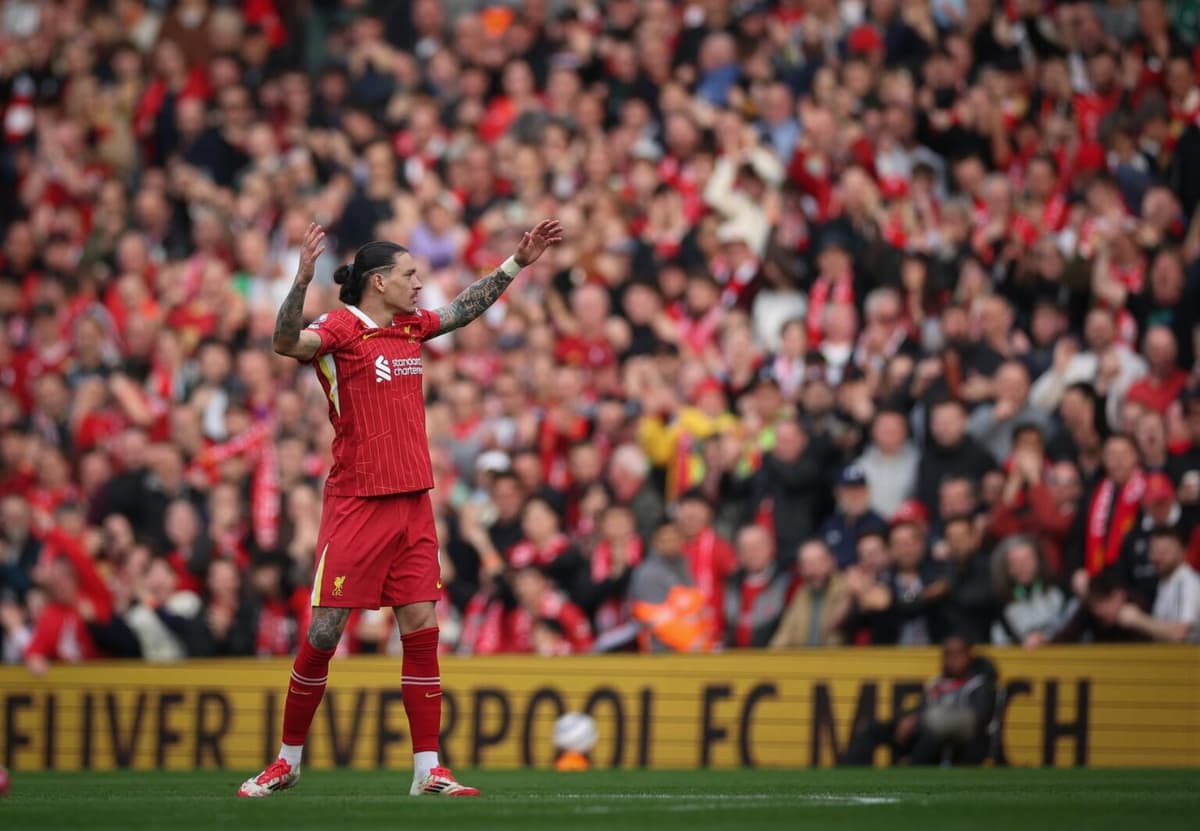 El uruguayo Darwin Núñez, anota en la goleada del Liverpool sobre el Athletic