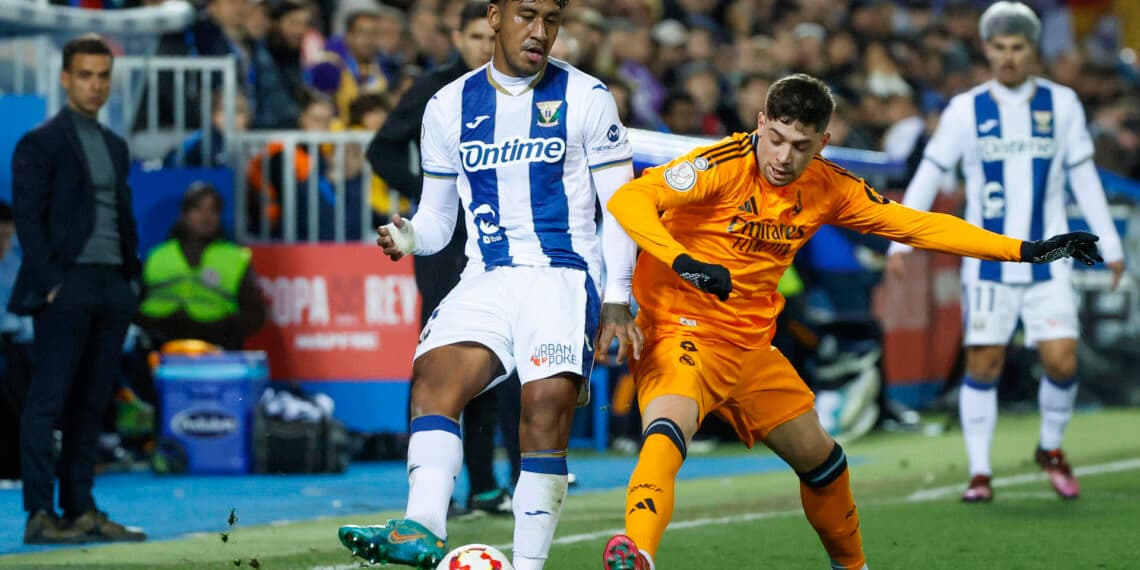 El internacional peruano Renato Tapia firma dos años con el Al Wasl SC de Emiratos