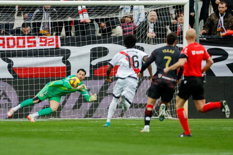 El Rayo Vallecano se presenta en el Bernabéu con los argentinos Batalla y Trejo