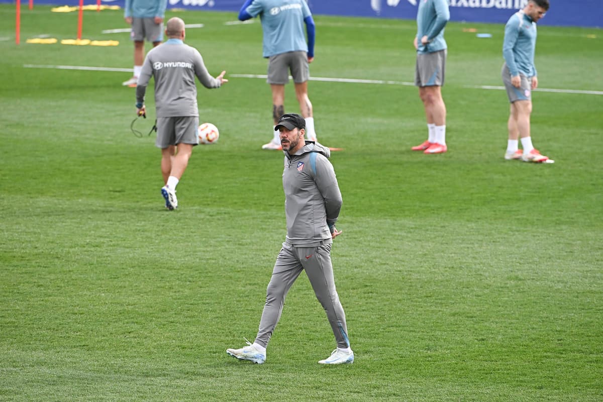El Atlético del argentino Simeone repone fuerzas para el derbi