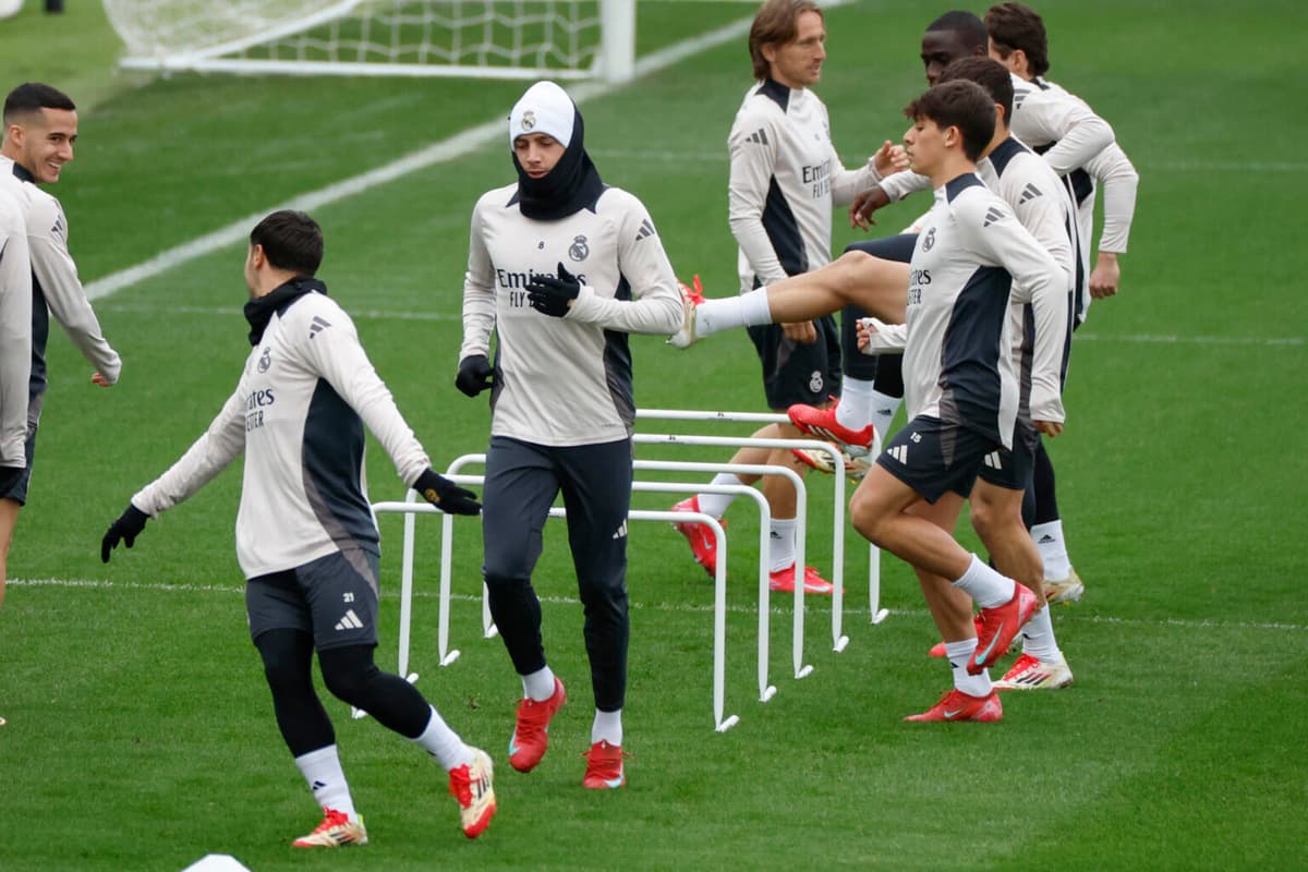 El uruguayo Fede Valverde se prueba con el grupo en vísperas del derbi