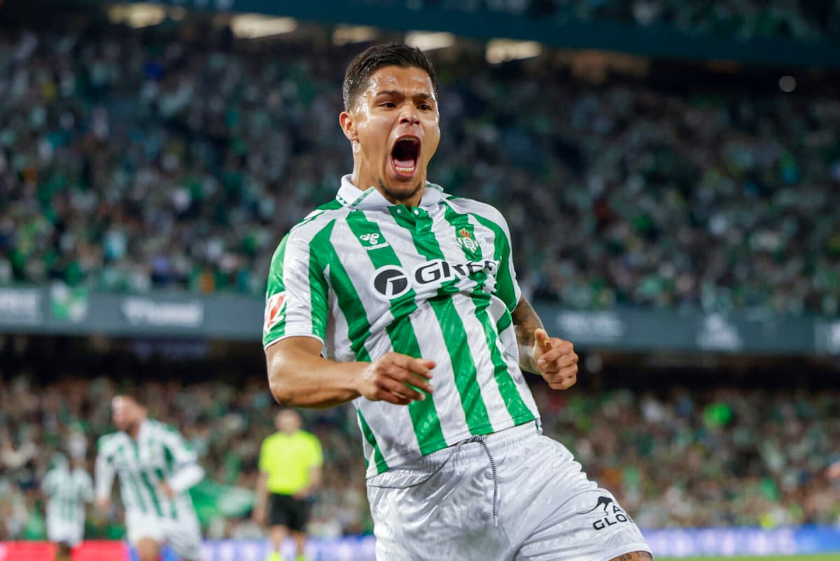 El colombiano ‘Cucho’ Hernández abre el camino del triunfo del Betis