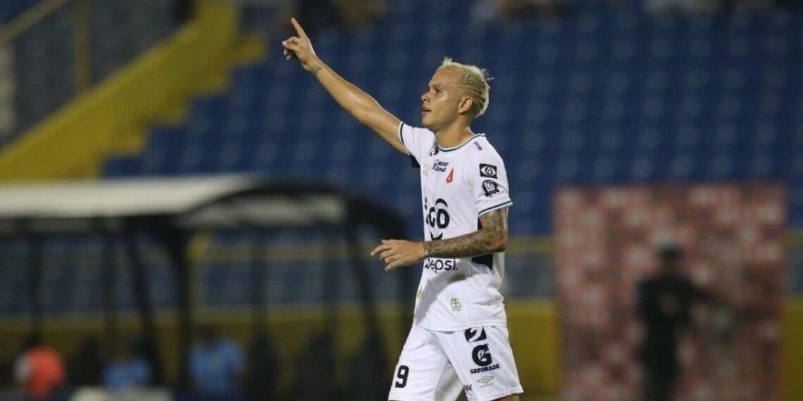 Sebastián Julio, el chileno que rompe todos los récords en El Salvador