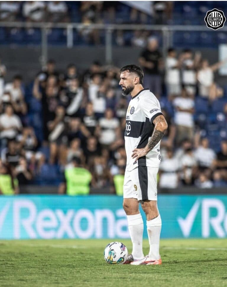 Difícil momento de argentino Pratto con Olimpia, que igualó ante Trinidense