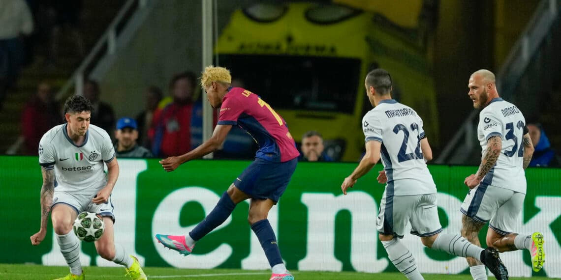 El Barcelona, con un gol del brasileño Raphinha remonta para seguir creyendo en la final