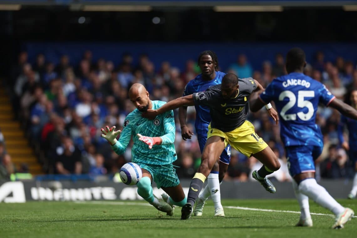 Español Robert Sánchez mantiene al Chelsea en ‘Champions’