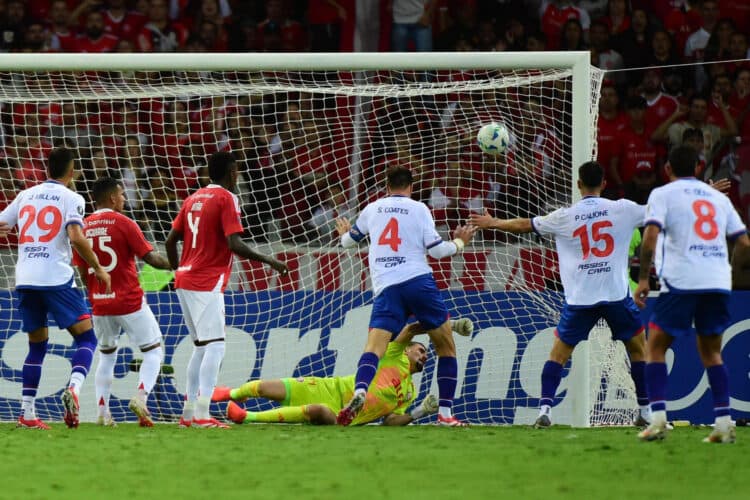 Nacional deja escapar una victoria ante Internacional en Brasil