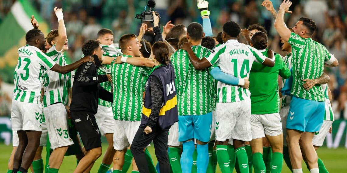 El colombiano Cucho Hernandez anota en la goleada del Betis