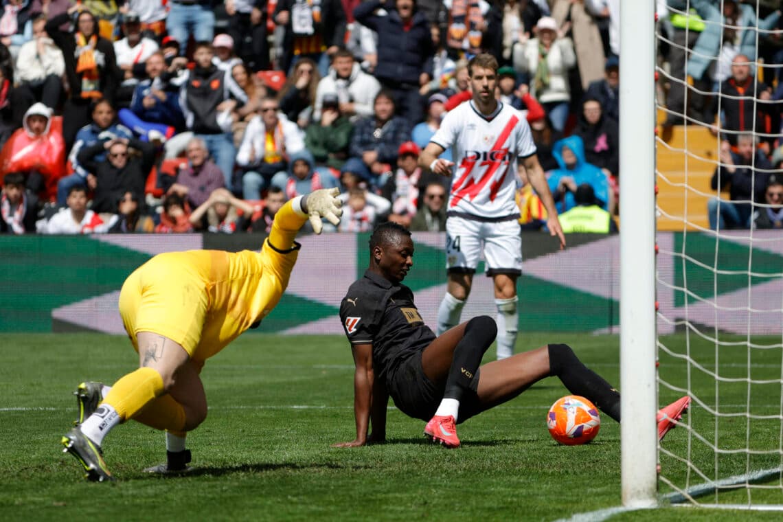 Valencia se acerca a la salvación con argentino Batalla en el arco