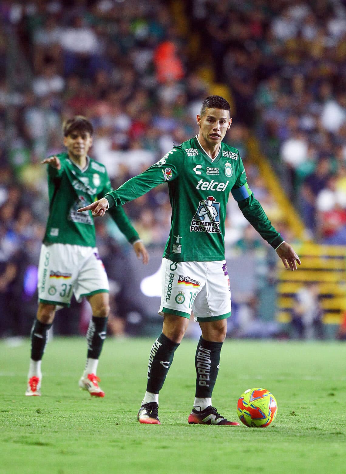 León del colombiano James empata