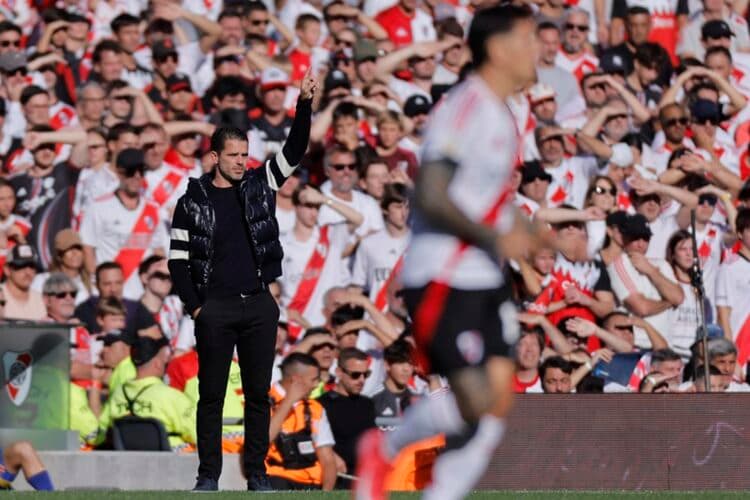 Sin el argentino Gago en el banquillo y con Riquelme cuestionado, Boca busca técnico que le de títulos