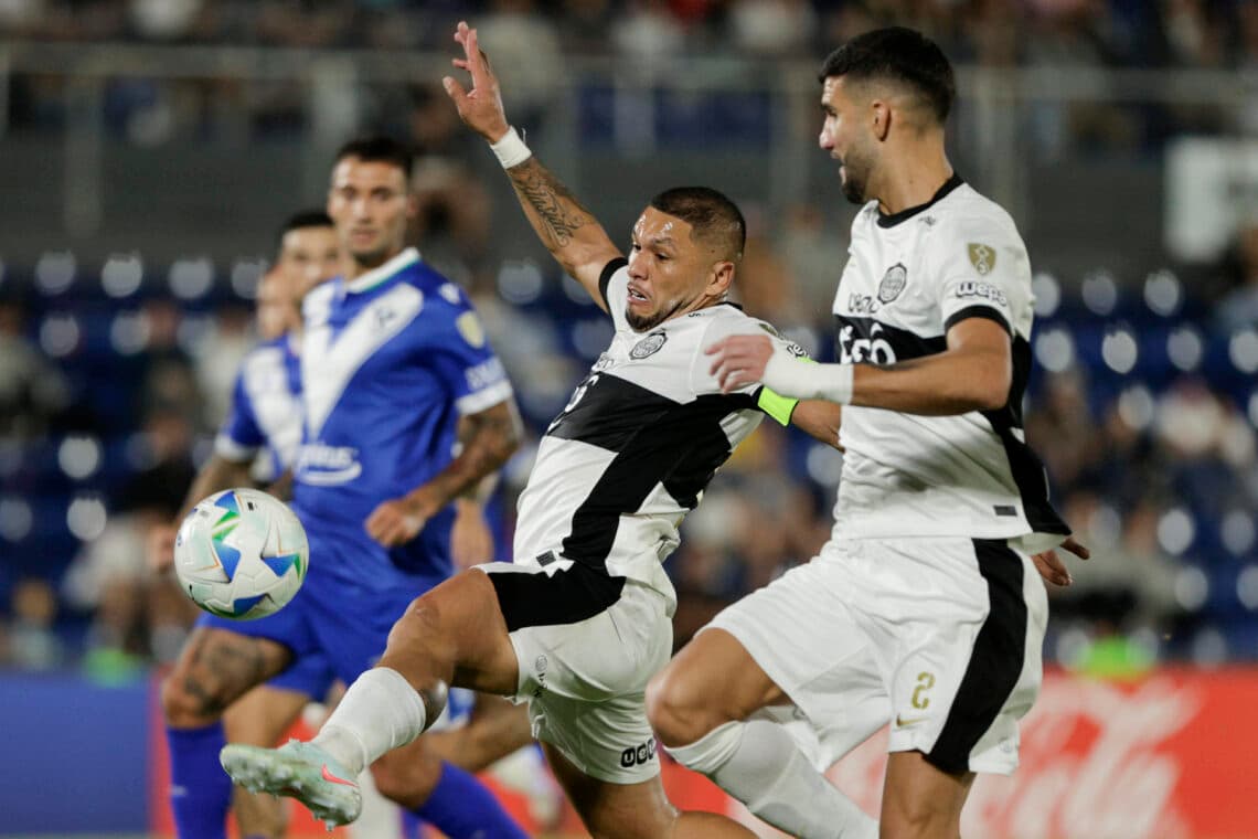 Olimpia, en el debut del argentino Fabian Bustos obligado a ganar ante Peñarol