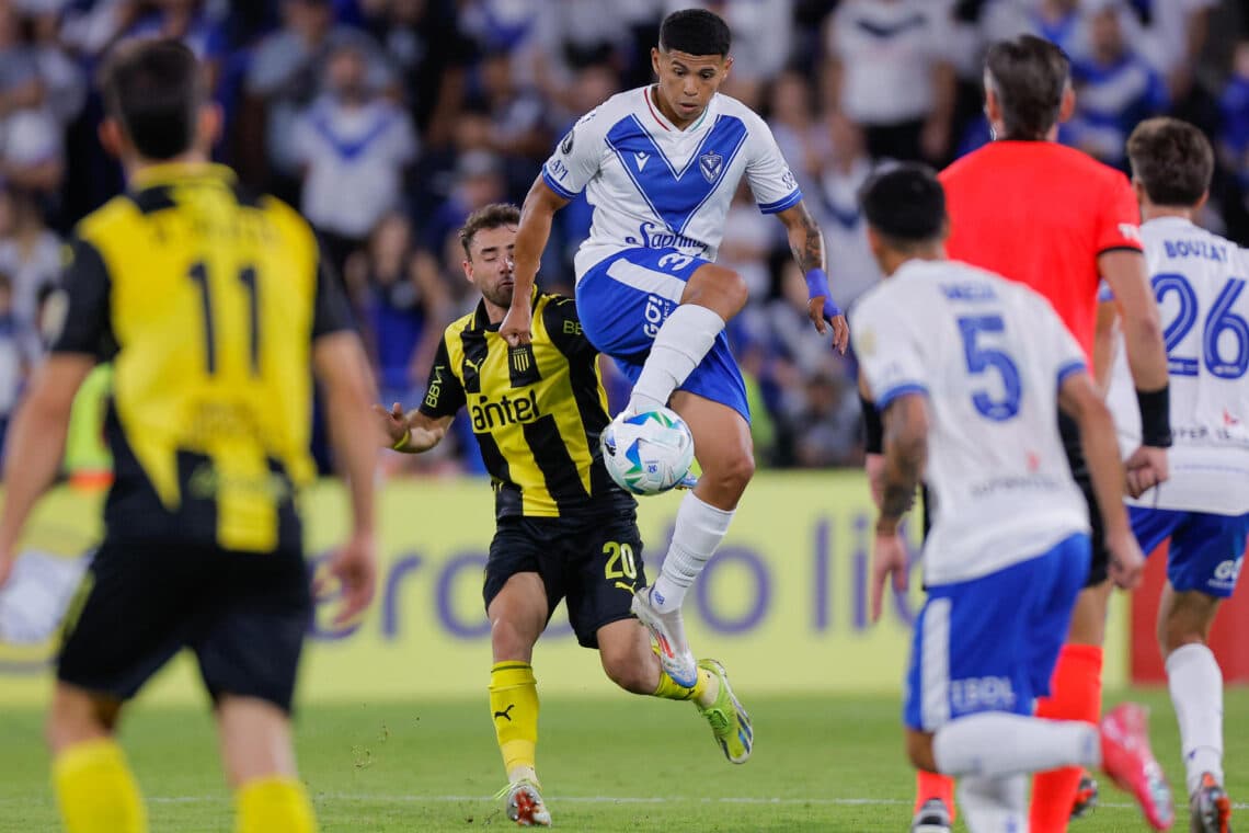 Vélez emociona con agónico triunfo en casa ante Peñarol