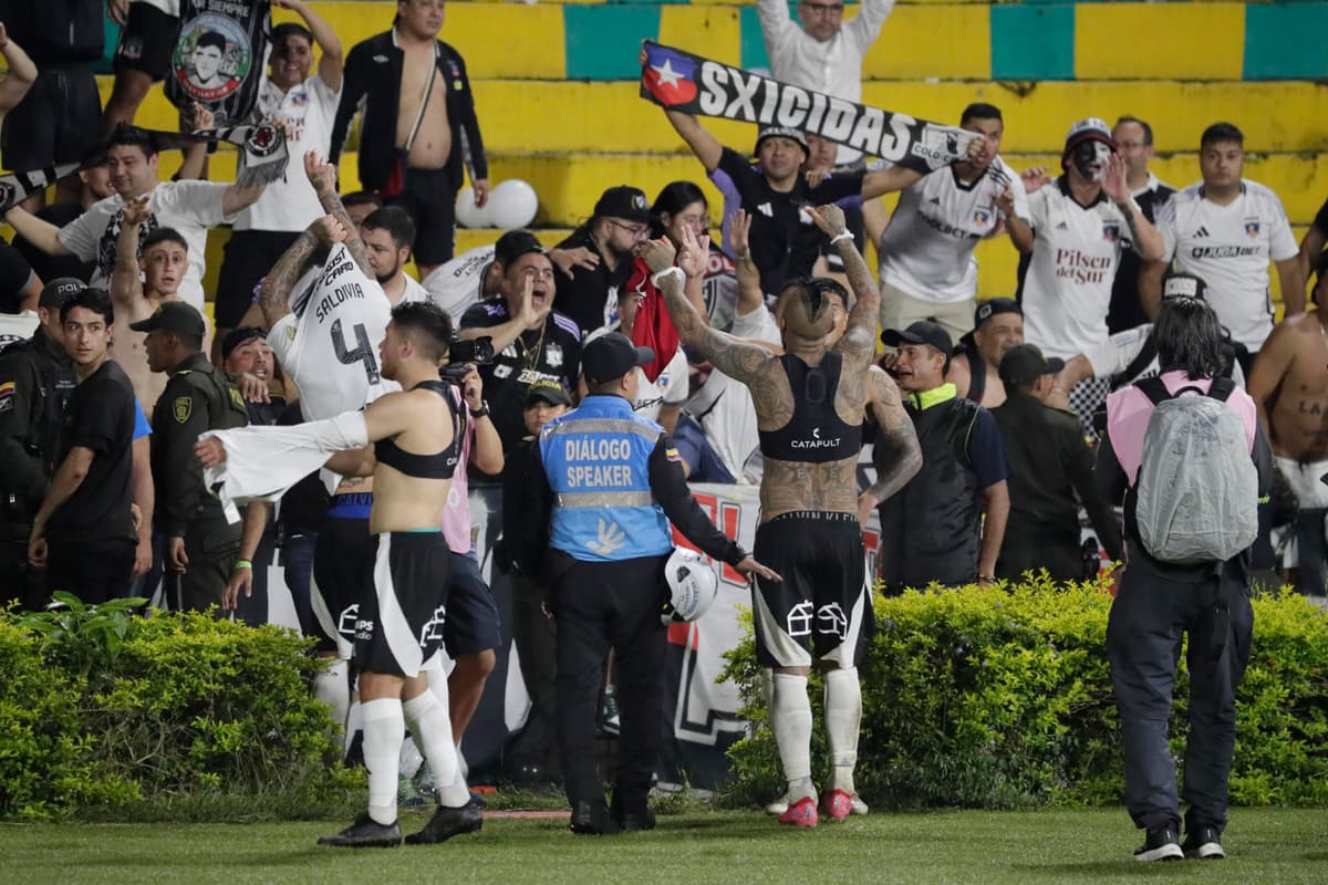 Colo Colo del argentino Aquino conmemora su centenario con ceremonia íntima tras muerte de hinchas