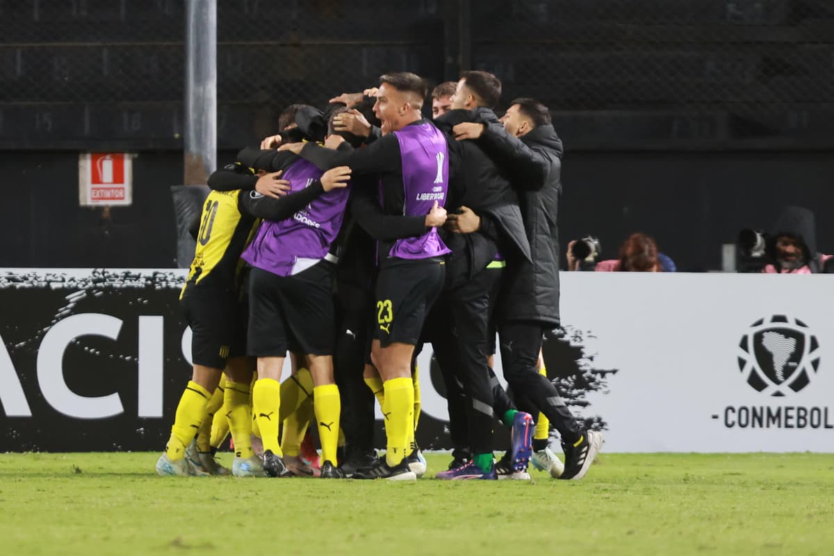 El paraguayo Villalba y el uruguayo Machado ponen a Peñarol en la pelea y dejan sin nada a San Antonio