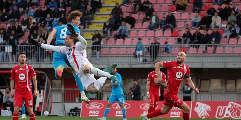 Con uruguayo Olivera el Nápoles duda ante el Monza