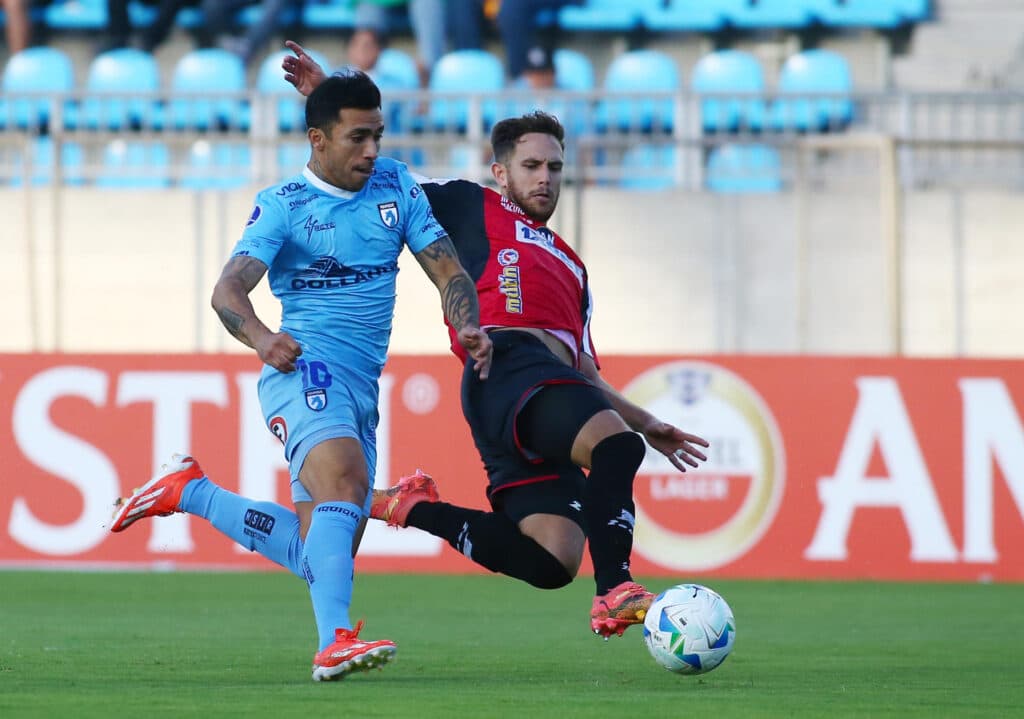 Caracas remonta con un gol mexicano y deja a Iquique con las manos vacías