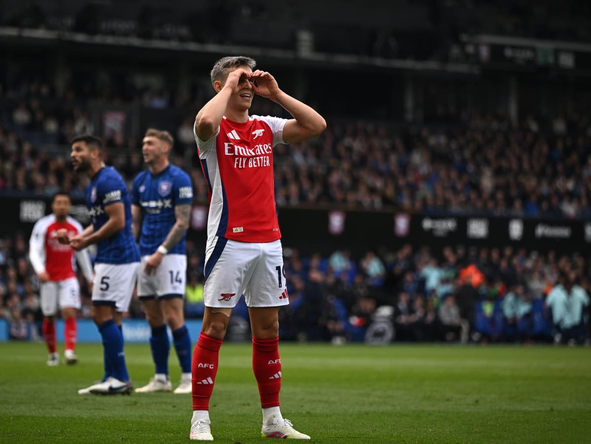 Arsenal se impone con gol del brasileño Martinelli y doblete de Trossard
