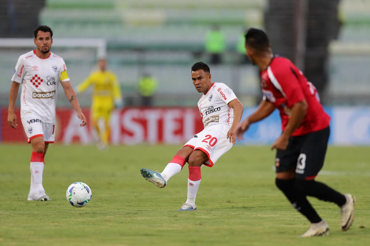 El venezolano Rondón salva al Caracas ante Cienciano con un jugador menos