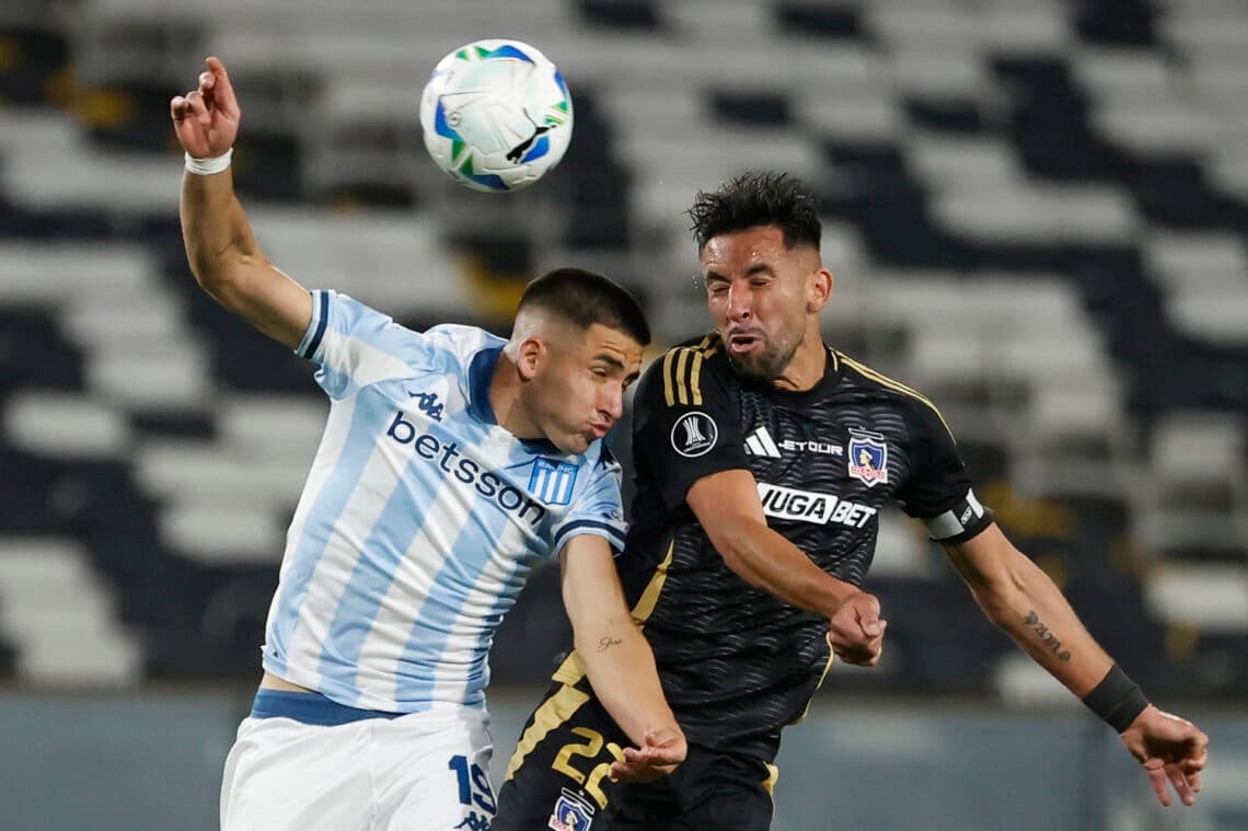 Racing con gol del uruguayo Barrios empata ante Colo Colo y llega a la cima del grupo E
