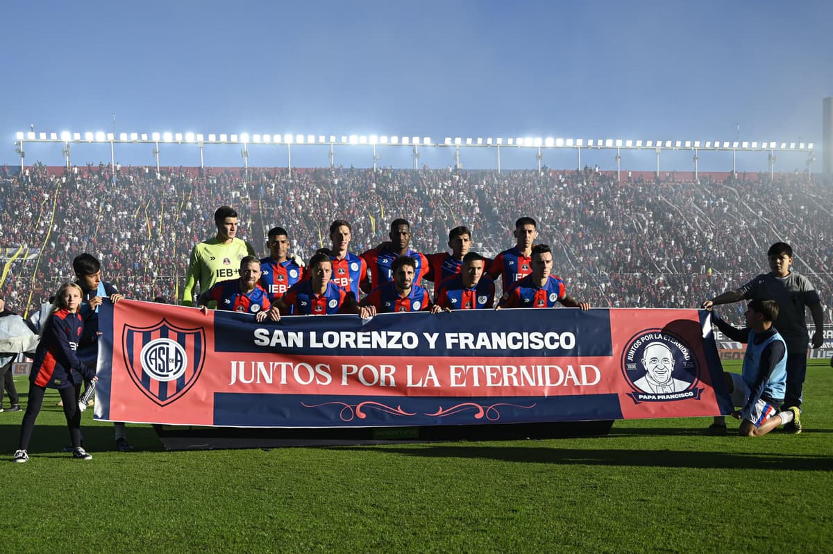 Un San Lorenzo en crisis homenajea a su aficionado más célebre, el papa Francisco
