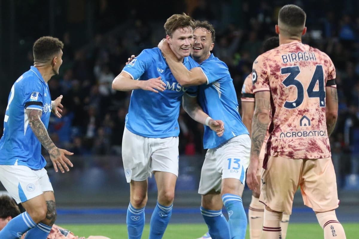 El Nápoles del uruguayo Olivera y del argentino Simeone asalta el liderato