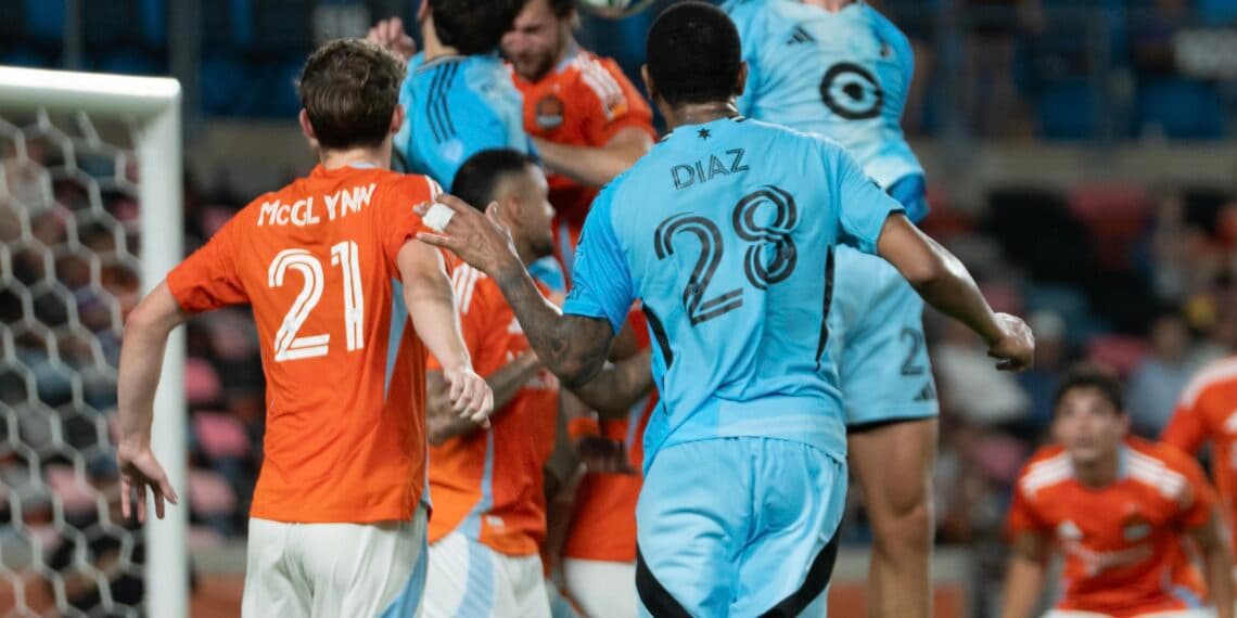 Los latinos complican la clasificación de Minnesota frente a Seattle: una expulsión y tres penales errados