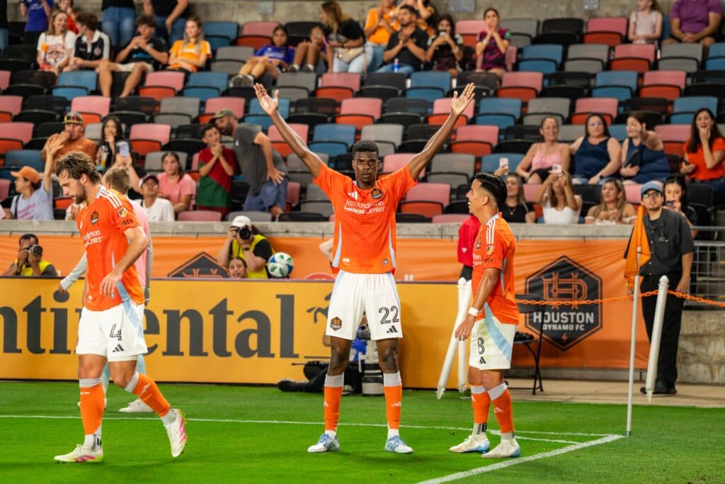 Los nuevos defensas latinos de Houston brillan en la jornada 13