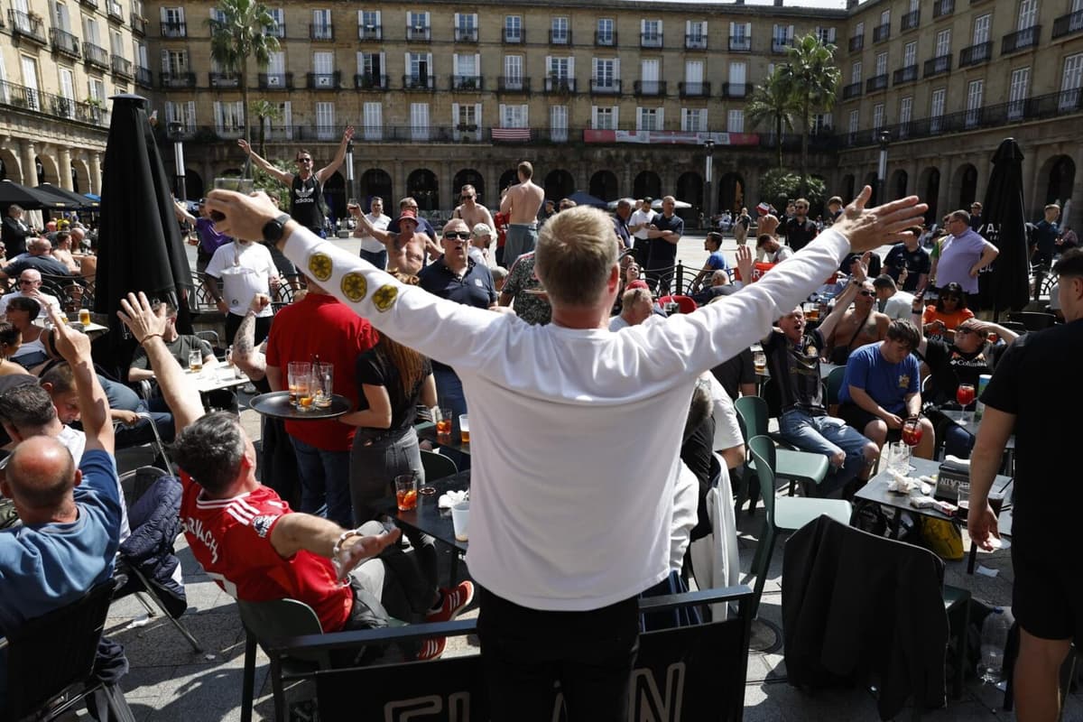 Continúa la llegada masiva de hinchas ingleses a Bilbao para disfrutar de la final europea