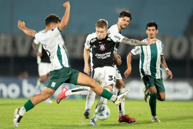 Corinthians aprovecha su oportunidad en Montevideo