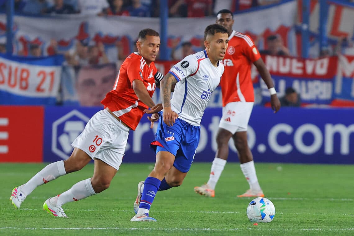 Internacional con un gol del argentino Aguirre se acerca a octavos