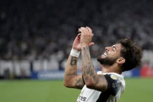Un triplete del brasileño Yuri Alberto da la victoria al Corinthians en el debut de Dorival