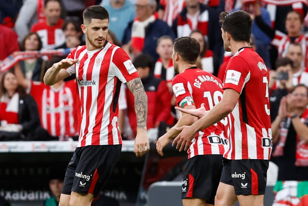 El Athletic complica la vida al Alavés del argentino Coudet