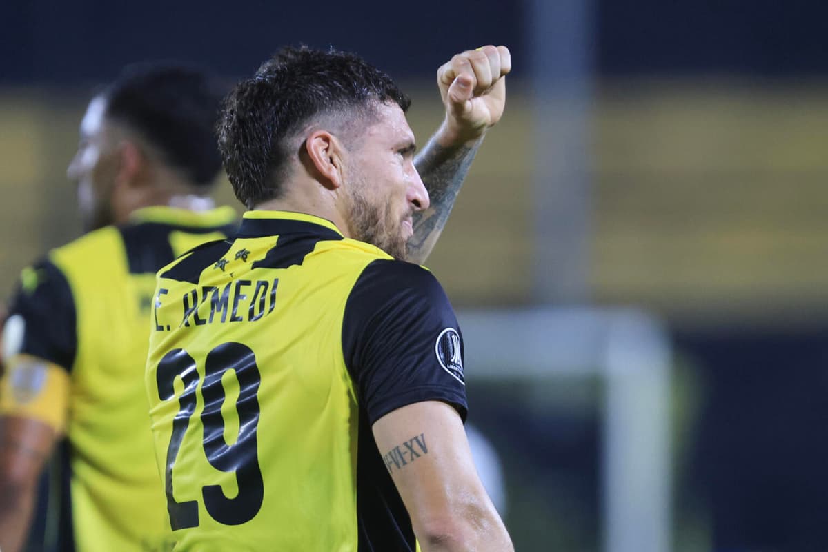 Peñarol supera el susto y se matricula en octavos al lado de Vélez
