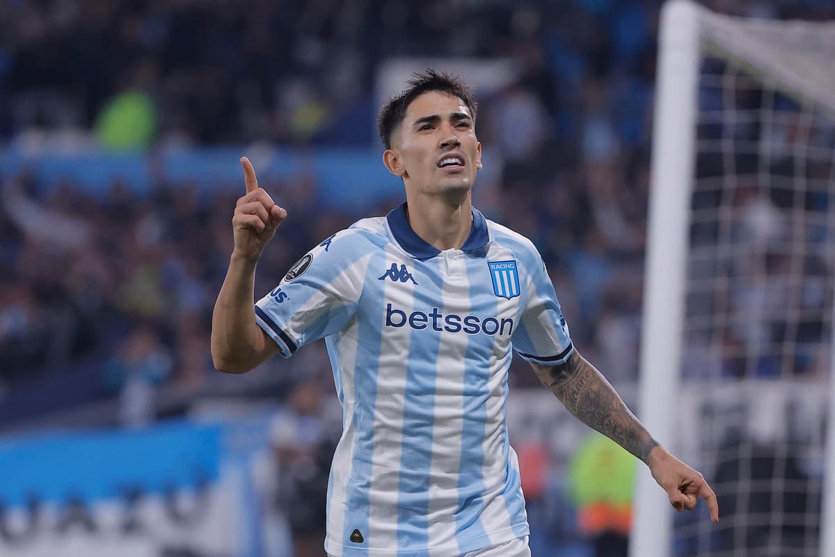 Racing con doblete del argentino Martínez golea a Colo Colo
