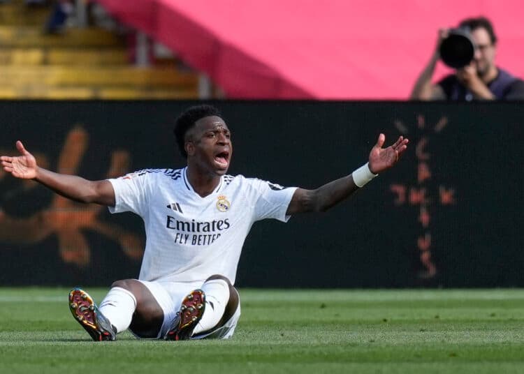 Brasileño Vinícius sufre un esguince de tobillo