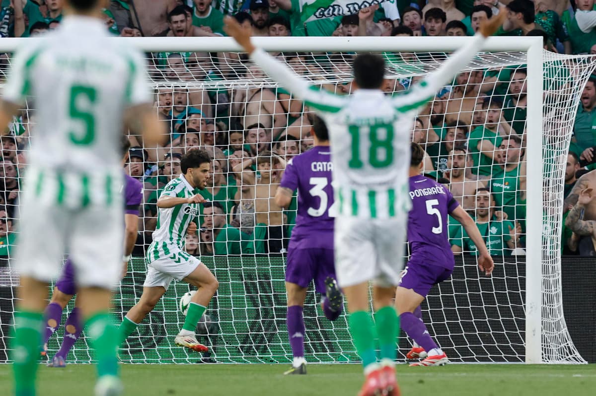 El brasileño Antony anota y el El Betis celebra como local