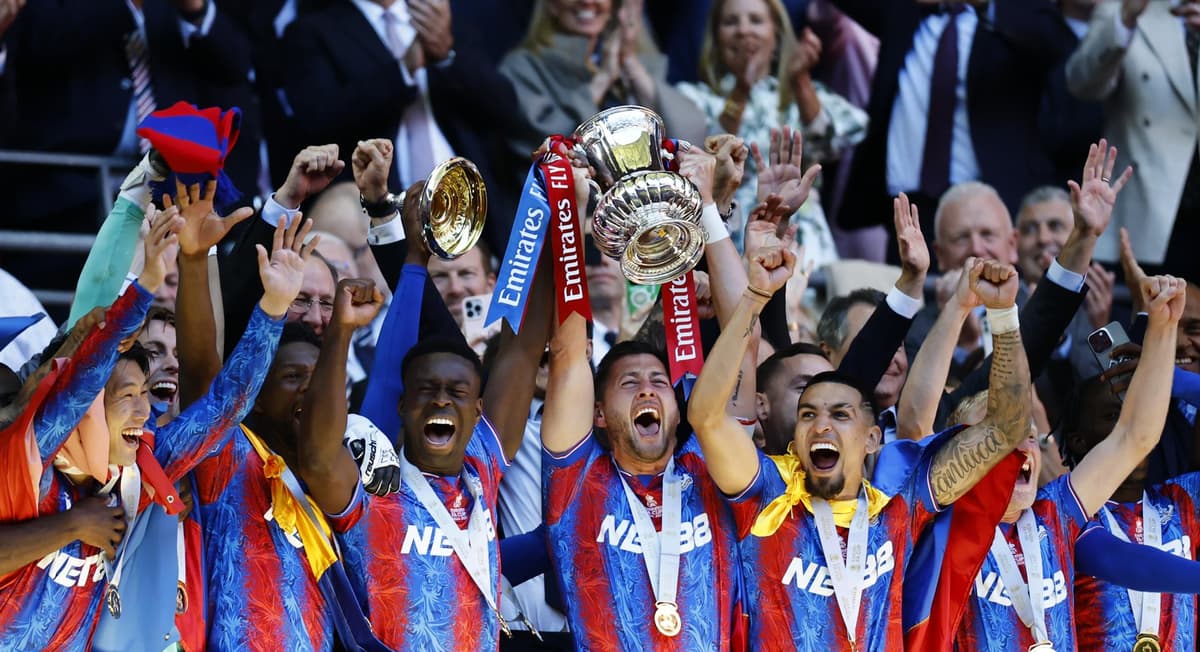 El colombiano Daniel Muñoz, mejor jugador del Crystal Palace en la final de FA Cup