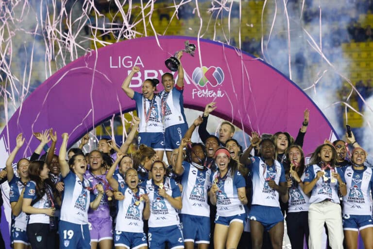 Pachuca gana su primer título en el fútbol femenino de México, pese a perder con América