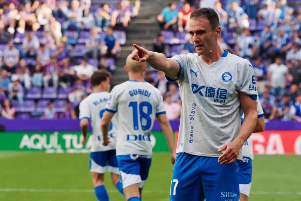 Alavés del argentino Coudet cumple ante el colista y se queda en Primera