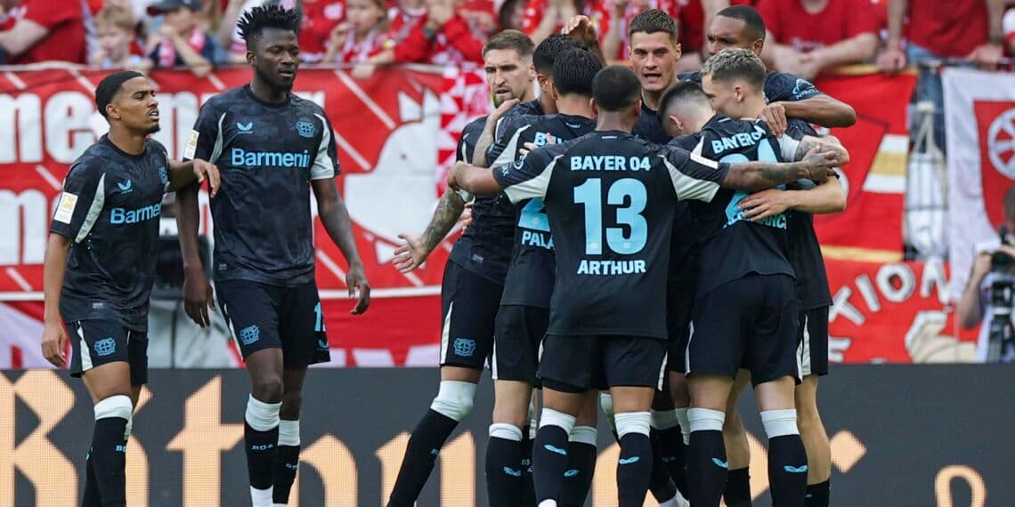 Con asistencia del español Grimaldo, Leverkusen pone un pie en octavos