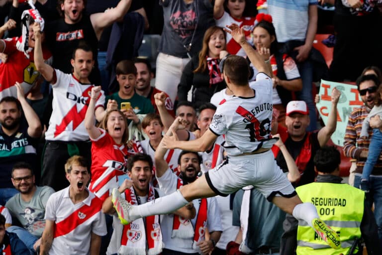 Betis empata con gol del colombiano Hernández y sueña con la Champions