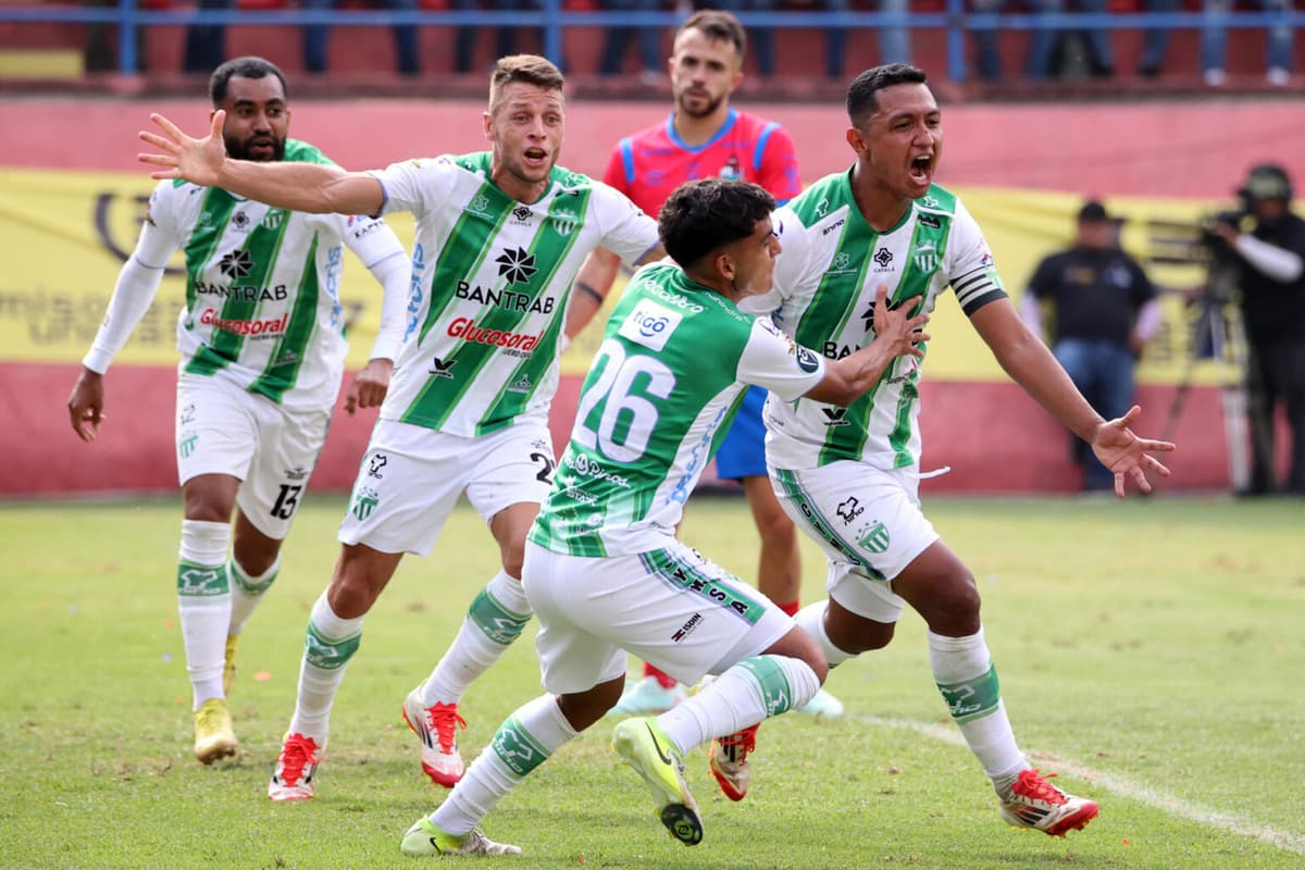 Técnico argentino lleva a Antigua al quinto título de su historia en Guatemala