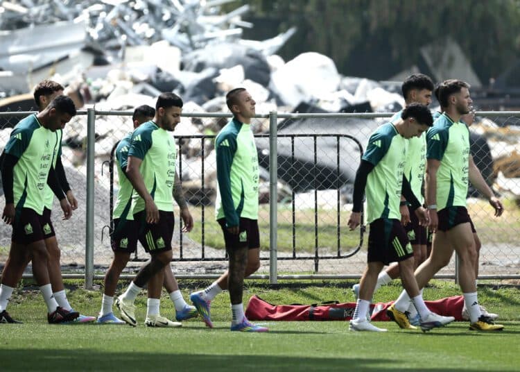 La selección mexicana llega en silencio a Los Ángeles, lista para defender el título