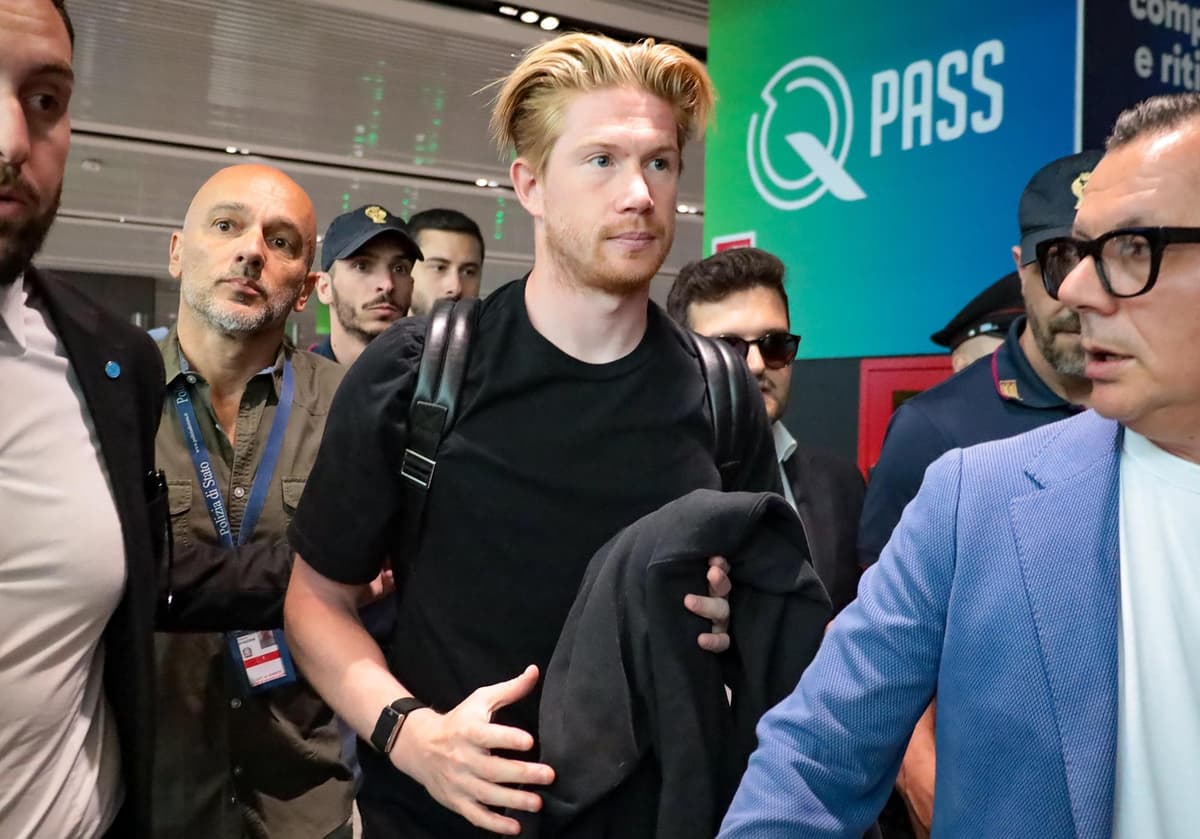 De Bruyne desata la locura en su llegada a Roma para firmar por el Nápoles