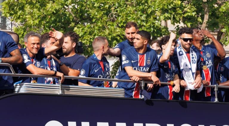 El brasileño Marquinhos paseo la Champions del PSG por los Campos Elíseos