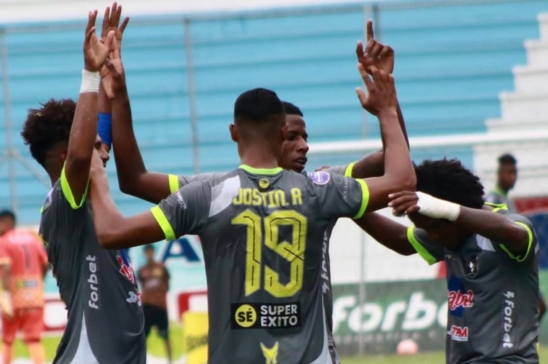 Manta vence 4–2 a Universidad Católica y aún sueña, con latinos en cancha