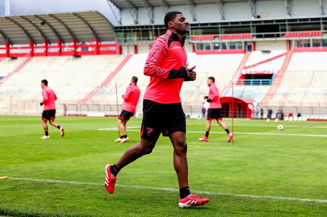 El colombiano ‘Almanaque’ González marca tres en goleada de Always Ready